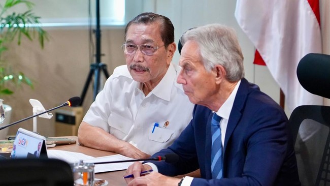 Luhut 4 Mata dengan Tony Blair, Pamer Bansos Digital RI