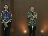 (Kiri-Kanan) Senior Director of Tokopedia and TikTok E-commerce Indonesia, Stephanie Susilo , Wakil Ketua DPR Sufmi Dasco Ahmad, dan Menteri Ketenagakerjaan (Menaker) Yassierli saat menyampaikan keterangan pers terkait dengan beredarnya isu PHK di To