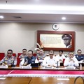 Konferensi pers Bareskrim Polri terkait kasus dugaan korupsi dan TPPU pengadaan batu bara untuk PLTU periode 2018-2026. Konferensi pers dipimpin oleh Kabareskrim Polri Komjen Pol. Syahardiantono di Jakarta, Senin (6/7/2026). (Dok. Bareskrim Polri)