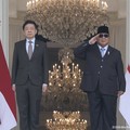 Foto: Presiden Republik Indonesia Prabowo Subianto dan Perdana Menteri Singapura Lawrence Wong di Istana Merdeka, Jakarta, Senin (6/7/2026). (Tangkapan Layar YouTube Sekretariat Presiden)