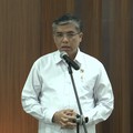 Menteri Ketenagakerjaan (Menaker) Yassierli saat menyampaikan keterangan pers terkait dengan beredarnya isu PHK di Tokopedia yang dsiampaikan di Jakarta, Senin (6/7/2026). (Tangkapan Layar Youtube/Sin Po Tv)
