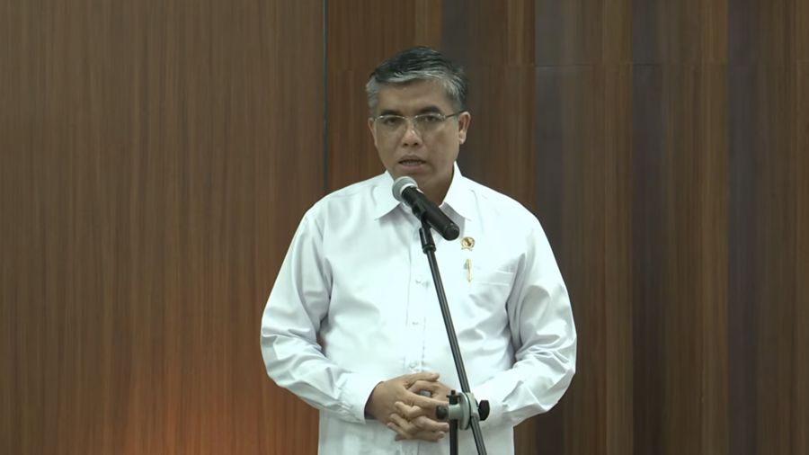Menteri Ketenagakerjaan (Menaker) Yassierli saat menyampaikan keterangan pers terkait dengan beredarnya isu PHK di Tokopedia yang dsiampaikan di Jakarta, Senin (6/7/2026). (Tangkapan Layar Youtube/Sin Po Tv)