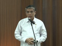 Menteri Ketenagakerjaan (Menaker) Yassierli saat menyampaikan keterangan pers terkait dengan beredarnya isu PHK di Tokopedia yang dsiampaikan di Jakarta, Senin (6/7/2026). (Tangkapan Layar Youtube/Sin Po Tv)