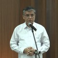 Menteri Ketenagakerjaan (Menaker) Yassierli saat menyampaikan keterangan pers terkait dengan beredarnya isu PHK di Tokopedia yang dsiampaikan di Jakarta, Senin (6/7/2026). (Tangkapan Layar Youtube/Sin Po Tv)