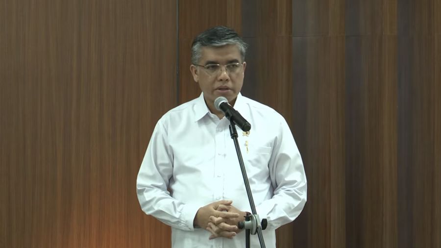 Menteri Ketenagakerjaan (Menaker) Yassierli saat menyampaikan keterangan pers terkait dengan beredarnya isu PHK di Tokopedia yang dsiampaikan di Jakarta, Senin (6/7/2026). (Tangkapan Layar Youtube/Sin Po Tv)