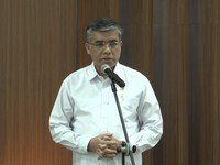 Menteri Ketenagakerjaan (Menaker) Yassierli saat menyampaikan keterangan pers terkait dengan beredarnya isu PHK di Tokopedia yang dsiampaikan di Jakarta, Senin (6/7/2026). (Tangkapan Layar Youtube/Sin Po Tv)