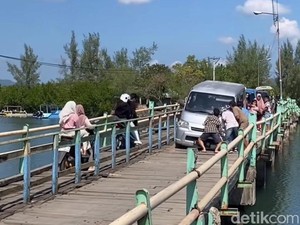 Mobil Wisatawan Terperosok di Jembatan Cemare Lombok, Warga Desak Perbaikan