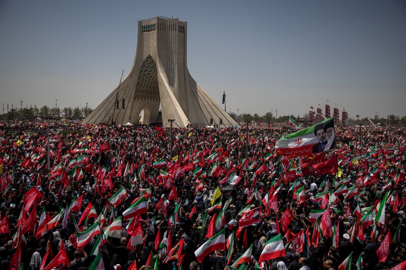 Orang-orang menghadiri prosesi pemakaman mendiang Pemimpin Tertinggi Iran Ayatollah Ali Khamenei, yang tewas pada 28 Februari dalam serangan udara Israel dan AS, di Teheran, Iran, 6 Juli 2026. (Office of the Iranian Supreme Leader/ Handout via REUTERS)