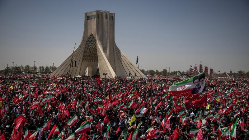 Orang-orang menghadiri prosesi pemakaman mendiang Pemimpin Tertinggi Iran Ayatollah Ali Khamenei, yang tewas pada 28 Februari dalam serangan udara Israel dan AS, di Teheran, Iran, 6 Juli 2026. (IRAN-CRISIS/KHAMENEI)