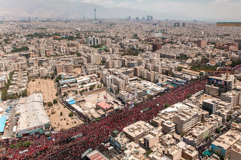 Orang-orang menghadiri prosesi pemakaman mendiang Pemimpin Tertinggi Iran Ayatollah Ali Khamenei, yang tewas pada 28 Februari dalam serangan udara Israel dan AS, di Teheran, Iran, 6 Juli 2026. (Office of the Iranian Supreme Leader/ Handout via REUTERS)