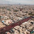 Orang-orang menghadiri prosesi pemakaman mendiang Pemimpin Tertinggi Iran Ayatollah Ali Khamenei, yang tewas pada 28 Februari dalam serangan udara Israel dan AS, di Teheran, Iran, 6 Juli 2026. (Office of the Iranian Supreme Leader/ Handout via REUTER