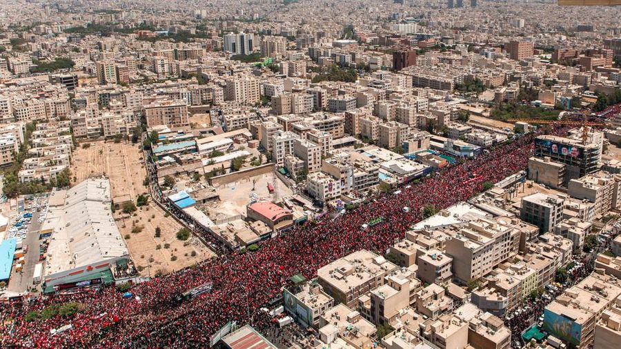 Orang-orang menghadiri prosesi pemakaman mendiang Pemimpin Tertinggi Iran Ayatollah Ali Khamenei, yang tewas pada 28 Februari dalam serangan udara Israel dan AS, di Teheran, Iran, 6 Juli 2026. (Office of the Iranian Supreme Leader/ Handout via REUTER