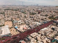 Orang-orang menghadiri prosesi pemakaman mendiang Pemimpin Tertinggi Iran Ayatollah Ali Khamenei, yang tewas pada 28 Februari dalam serangan udara Israel dan AS, di Teheran, Iran, 6 Juli 2026. (Office of the Iranian Supreme Leader/ Handout via REUTER