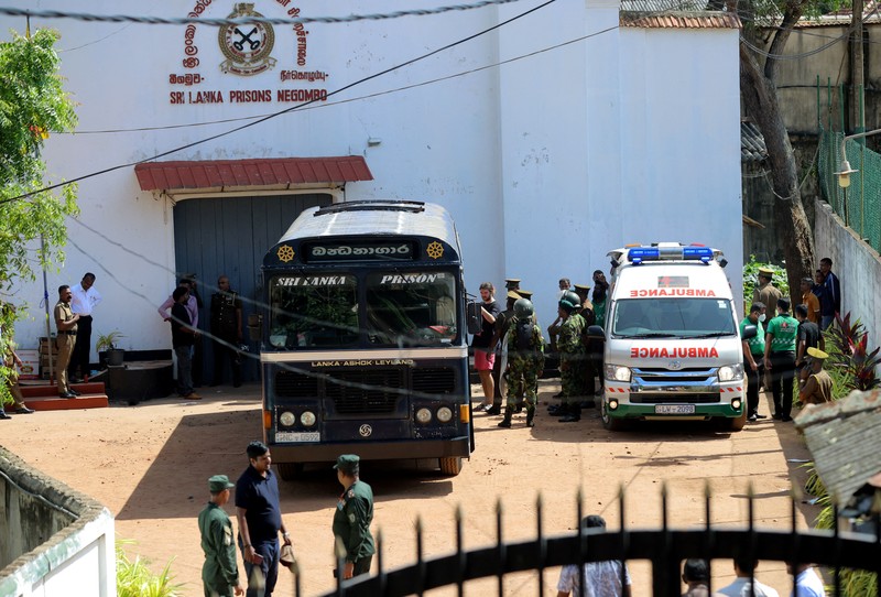 Para narapidana menaiki bus untuk dipindahkan ke penjara lain setelah bentrokan antara dua kelompok narapidana di Penjara Negombo, di kota pesisir Negombo, Sri Lanka, 6 Juli 2026. (REUTERS/Lahiru Harshana)
