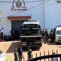 Para narapidana menaiki bus untuk dipindahkan ke penjara lain setelah bentrokan antara dua kelompok narapidana di Penjara Negombo, di kota pesisir Negombo, Sri Lanka, 6 Juli 2026. (REUTERS/Lahiru Harshana)