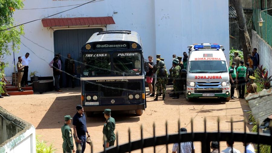 Para narapidana menaiki bus untuk dipindahkan ke penjara lain setelah bentrokan antara dua kelompok narapidana di Penjara Negombo, di kota pesisir Negombo, Sri Lanka, 6 Juli 2026. (REUTERS/Lahiru Harshana)