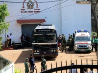 Para narapidana menaiki bus untuk dipindahkan ke penjara lain setelah bentrokan antara dua kelompok narapidana di Penjara Negombo, di kota pesisir Negombo, Sri Lanka, 6 Juli 2026. (REUTERS/Lahiru Harshana)