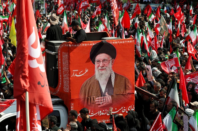 Orang-orang menghadiri prosesi pemakaman mendiang Pemimpin Tertinggi Iran Ayatollah Ali Khamenei, yang tewas pada 28 Februari dalam serangan udara Israel dan AS, di Teheran, Iran, 6 Juli 2026. (Office of the Iranian Supreme Leader/ Handout via REUTERS)
