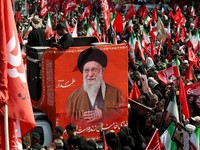 Para pelayat berkumpul pada hari prosesi pemakaman mendiang Pemimpin Tertinggi Iran Ayatollah Ali Khamenei, yang tewas pada 28 Februari dalam serangan udara Israel dan AS, di Teheran, Iran, 6 Juli 2026. (REUTERS/Mohammed Salem)
