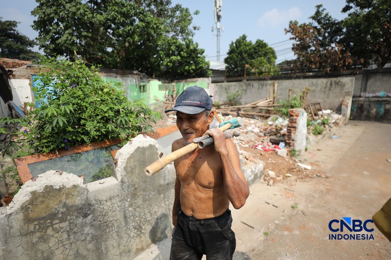 Pemerintah Provinsi DKI Jakarta mulai melakukan pembebasan lahan untuk pembangunan jalan yang sejajar rel kereta api dan menghubungkan Pasar Minggu dengan Tanjung Barat, Jakarta Selatan, Senin (6/7/2026). (CNBC Indonesia/Tri Susilo)