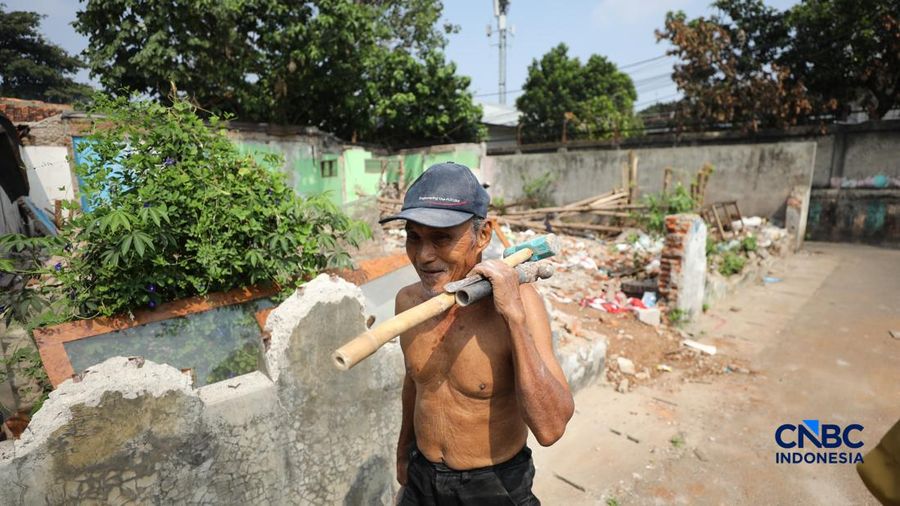 Pemerintah Provinsi DKI Jakarta mulai melakukan pembebasan lahan untuk pembangunan jalan yang sejajar rel kereta api dan menghubungkan Pasar Minggu dengan Tanjung Barat, Jakarta Selatan, Senin (6/7/2026).