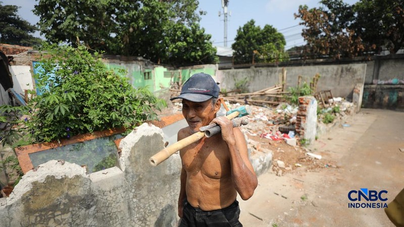 Pemerintah Provinsi DKI Jakarta mulai melakukan pembebasan lahan untuk pembangunan jalan yang sejajar rel kereta api dan menghubungkan Pasar Minggu dengan Tanjung Barat, Jakarta Selatan, Senin (6/7/2026).