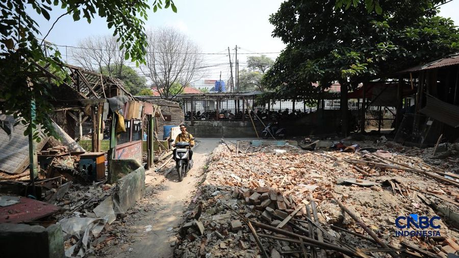 Pemerintah Provinsi DKI Jakarta mulai melakukan pembebasan lahan untuk pembangunan jalan yang sejajar rel kereta api dan menghubungkan Pasar Minggu dengan Tanjung Barat, Jakarta Selatan, Senin (6/7/2026).