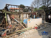 Pemerintah Provinsi DKI Jakarta mulai melakukan pembebasan lahan untuk pembangunan jalan yang sejajar rel kereta api dan menghubungkan Pasar Minggu dengan Tanjung Barat, Jakarta Selatan, Senin (6/7/2026). (CNBC Indonesia/Tri Susilo)
