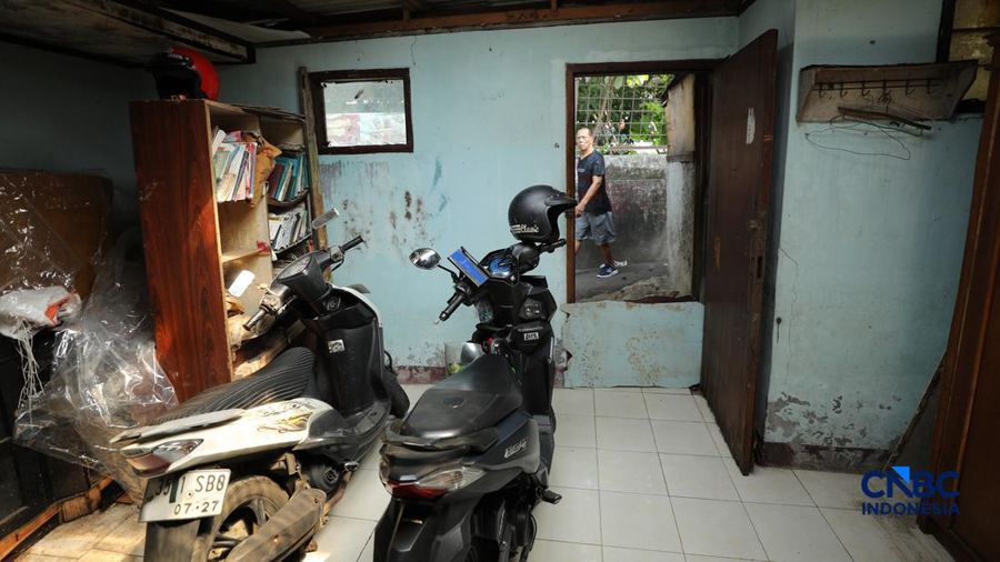 Pemerintah Provinsi DKI Jakarta mulai melakukan pembebasan lahan untuk pembangunan jalan yang sejajar rel kereta api dan menghubungkan Pasar Minggu dengan Tanjung Barat, Jakarta Selatan, Senin (6/7/2026).