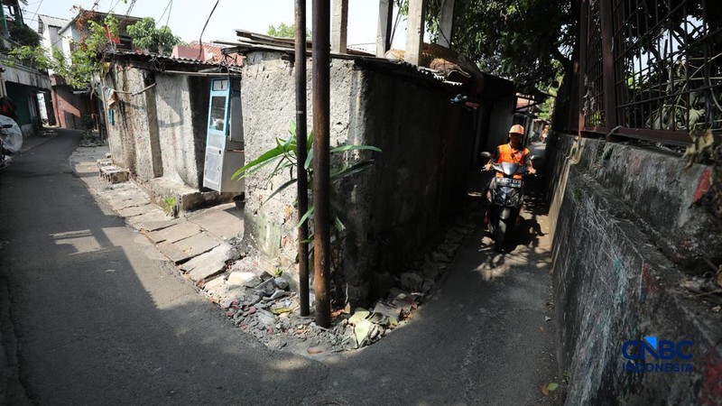 Pemerintah Provinsi DKI Jakarta mulai melakukan pembebasan lahan untuk pembangunan jalan yang sejajar rel kereta api dan menghubungkan Pasar Minggu dengan Tanjung Barat, Jakarta Selatan, Senin (6/7/2026).