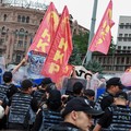 Polisi anti huru hara mengepung para demonstran saat mereka berkumpul untuk melakukan protes menjelang KTT NATO di Ankara, Turki, 5 Juli 2026. (REUTERS/Efekan Akyuz)