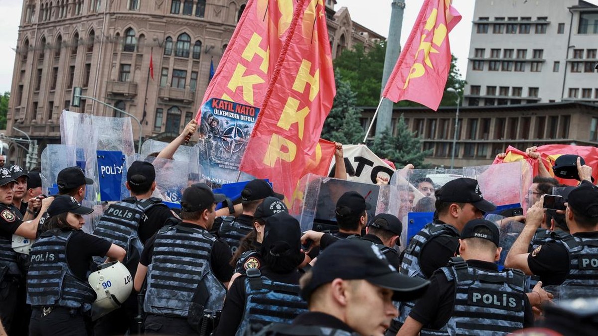 KTT NATO Memanas, Turki Tahan 100 Demonstran-Situasi Kacau Balau