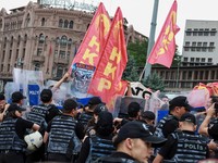 Polisi anti huru hara mengepung para demonstran saat mereka berkumpul untuk melakukan protes menjelang KTT NATO di Ankara, Turki, 5 Juli 2026. (REUTERS/Efekan Akyuz)