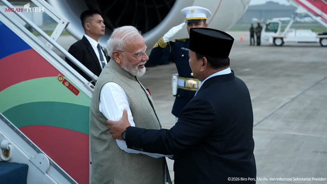 Prabowo Sambut Kedatangan PM India Narendra Modi di Halim PK Jakarta