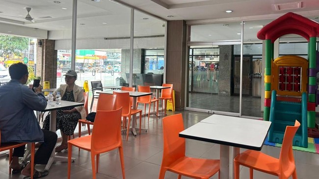 Fenomena Baru: Masak, Kasir, dan Waitress Dikerjakan 1 Orang