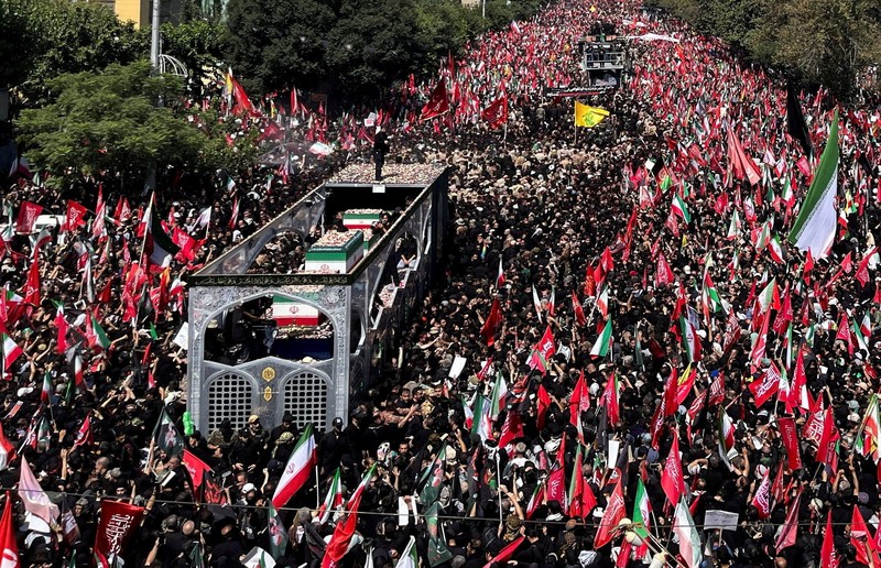 Orang-orang menghadiri prosesi pemakaman mendiang Pemimpin Tertinggi Iran Ayatollah Ali Khamenei, yang tewas pada 28 Februari dalam serangan udara Israel dan AS, di Teheran, Iran, 6 Juli 2026. (Office of the Iranian Supreme Leader/ Handout via REUTERS)