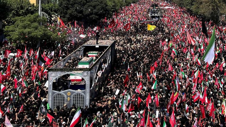 Sebuah kendaraan yang membawa peti jenazah mendiang Pemimpin Tertinggi Iran Ayatollah Ali Khamenei dan anggota keluarganya, melintas di tengah iring-iringan prosesi pemakaman Khamenei, yang tewas pada 28 Februari dalam serangan udara Israel dan AS, di Teheran, Iran, 6 Juli 2026.