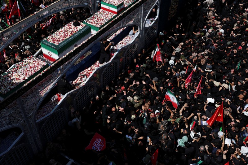 Orang-orang menghadiri prosesi pemakaman mendiang Pemimpin Tertinggi Iran Ayatollah Ali Khamenei, yang tewas pada 28 Februari dalam serangan udara Israel dan AS, di Teheran, Iran, 6 Juli 2026. (Office of the Iranian Supreme Leader/ Handout via REUTERS)