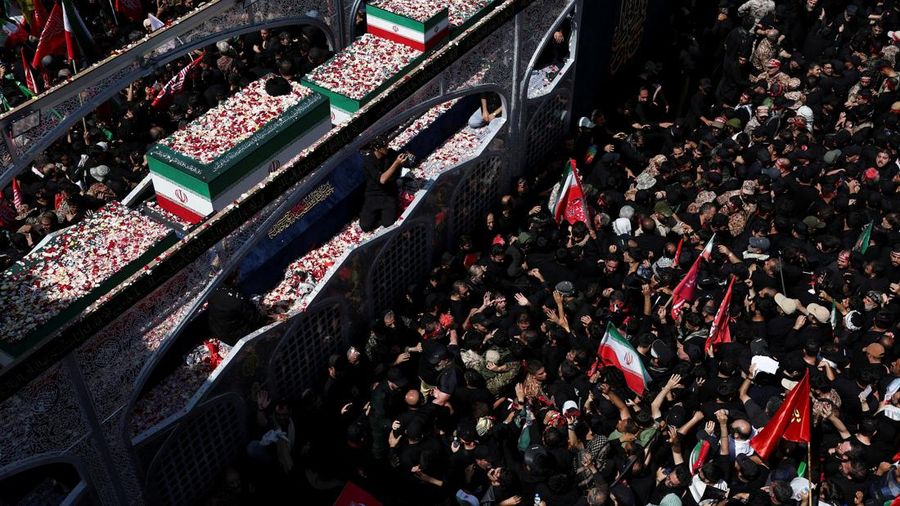 Sebuah kendaraan yang membawa peti jenazah mendiang Pemimpin Tertinggi Iran Ayatollah Ali Khamenei dan anggota keluarganya, melintas di tengah iring-iringan prosesi pemakaman Khamenei, yang tewas pada 28 Februari dalam serangan udara Israel dan AS, di Teheran, Iran, 6 Juli 2026.