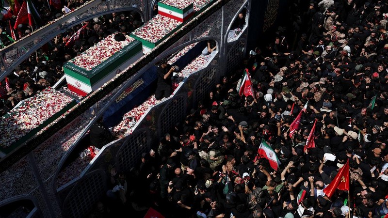Sebuah kendaraan yang membawa peti jenazah mendiang Pemimpin Tertinggi Iran Ayatollah Ali Khamenei dan anggota keluarganya, melintas di tengah iring-iringan prosesi pemakaman Khamenei, yang tewas pada 28 Februari dalam serangan udara Israel dan AS, di Teheran, Iran, 6 Juli 2026.