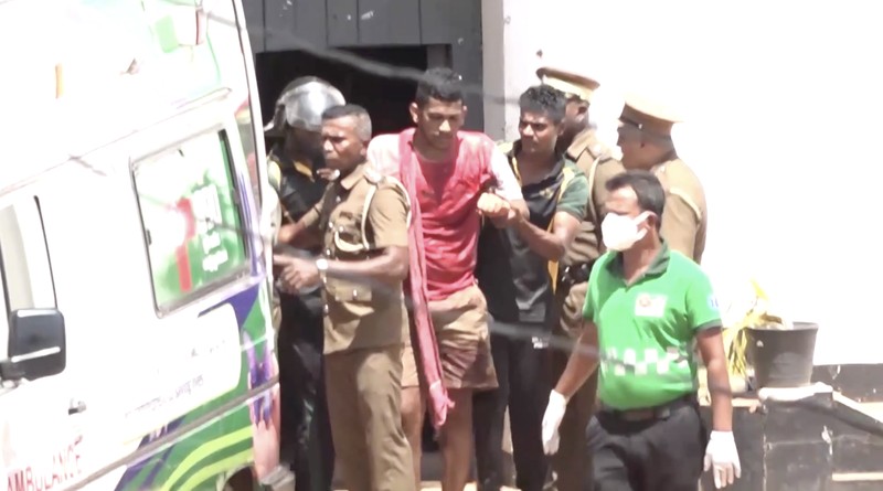 Para narapidana menaiki bus untuk dipindahkan ke penjara lain setelah bentrokan antara dua kelompok narapidana di Penjara Negombo, di kota pesisir Negombo, Sri Lanka, 6 Juli 2026. (REUTERS/Lahiru Harshana)
