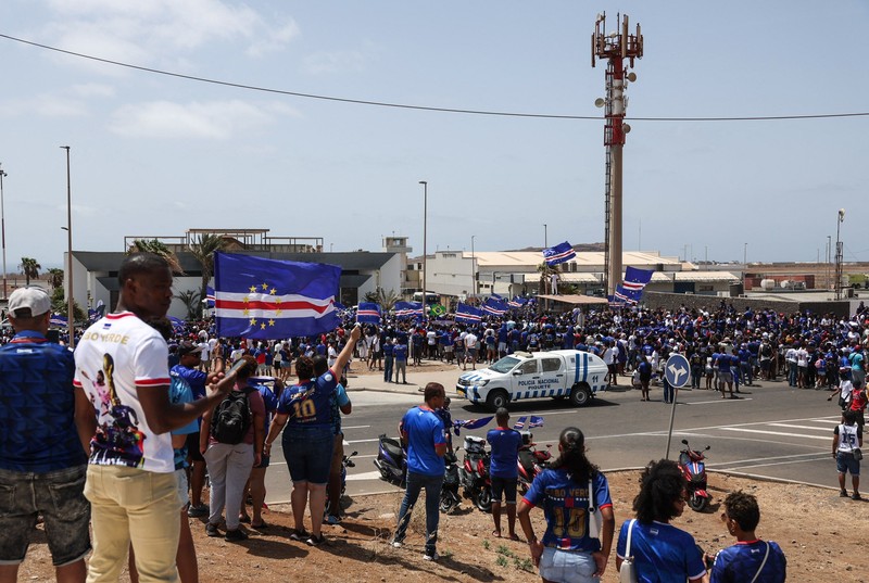 Soccer Football - FIFA World Cup 2026 - Cape Verde arrive home in Praia - Praia, Cape Verde - July 5, 2026 A drone view shows the Quebra Canela beach where Cape Verde fans gather with their national flags to welcome their players and celebrate their arrival from the United States REUTERS/Danilson Sequeira     TPX IMAGES OF THE DAY