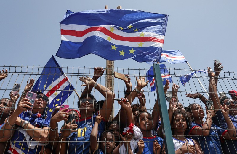 Soccer Football - FIFA World Cup 2026 - Cape Verde arrive home in Praia - Praia, Cape Verde - July 5, 2026 A drone view shows the Quebra Canela beach where Cape Verde fans gather with their national flags to welcome their players and celebrate their arrival from the United States REUTERS/Danilson Sequeira     TPX IMAGES OF THE DAY