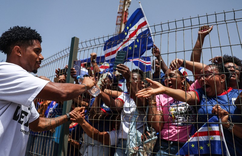 Soccer Football - FIFA World Cup 2026 - Cape Verde arrive home in Praia - Praia, Cape Verde - July 5, 2026 A drone view shows the Quebra Canela beach where Cape Verde fans gather with their national flags to welcome their players and celebrate their arrival from the United States REUTERS/Danilson Sequeira     TPX IMAGES OF THE DAY