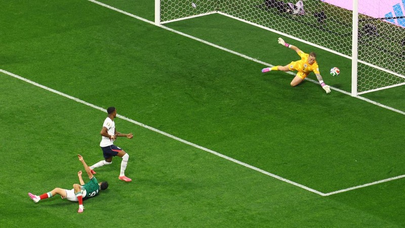 SOCCER-WORLDCUP-MEX-ENG/