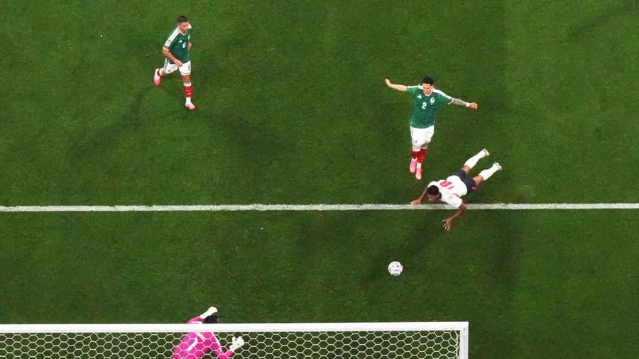 SOCCER-WORLDCUP-MEX-ENG/