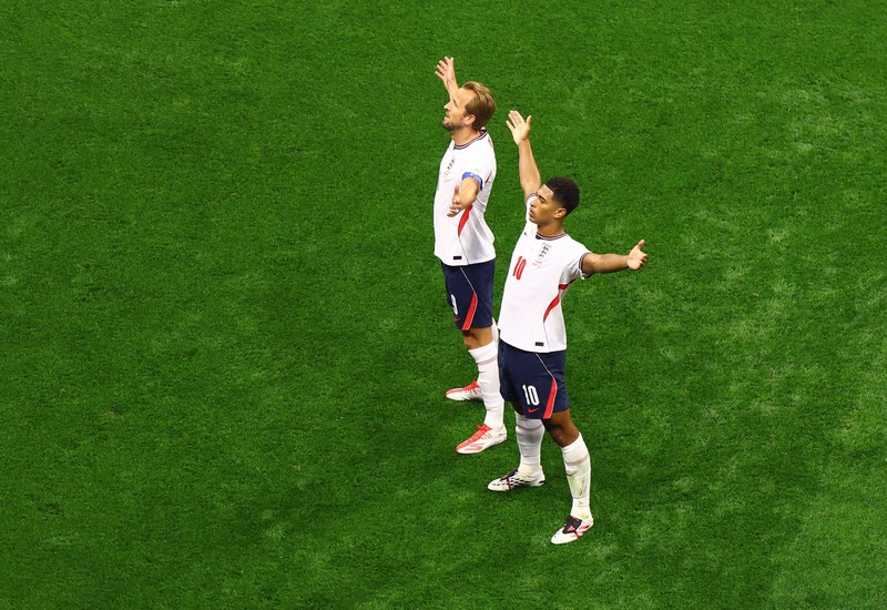Soccer Football - FIFA World Cup 2026 - Round of 16 - Mexico v England - Estadio Azteca, Mexico City, Mexico - July 5, 2026 England's players celebrate after the match as England qualify for the quarter finals of the World Cup REUTERS/Henry Romero