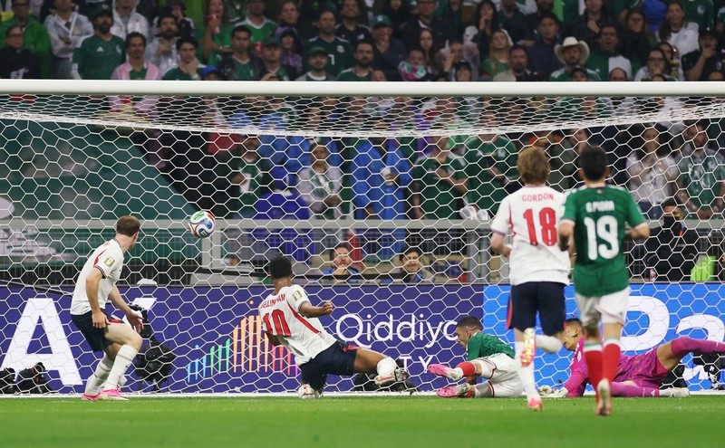 Soccer Football - FIFA World Cup 2026 - Round of 16 - Mexico v England - Estadio Azteca, Mexico City, Mexico - July 5, 2026 England's players celebrate after the match as England qualify for the quarter finals of the World Cup REUTERS/Henry Romero