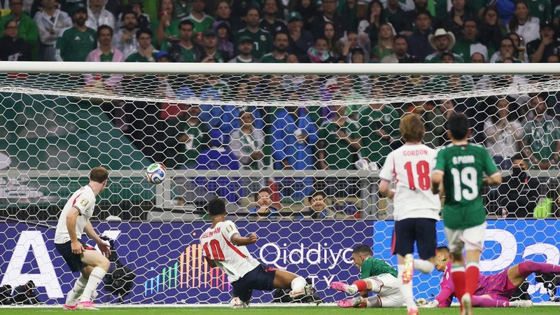 SOCCER-WORLDCUP-MEX-ENG/