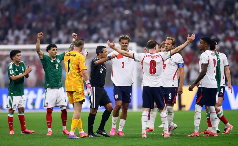 Soccer Football - FIFA World Cup 2026 - Round of 16 - Mexico v England - Estadio Azteca, Mexico City, Mexico - July 5, 2026 England's players celebrate after the match as England qualify for the quarter finals of the World Cup REUTERS/Henry Romero